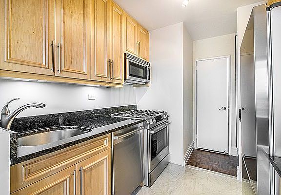 5th image of 145 W 67th St APT 10E