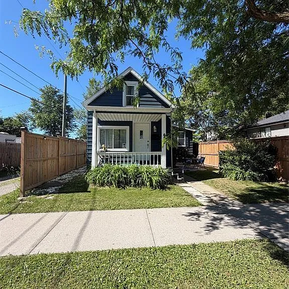 639 Watkins St — Photo 1