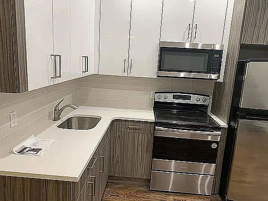 5th image of 532 Willoughby Ave APT 1
