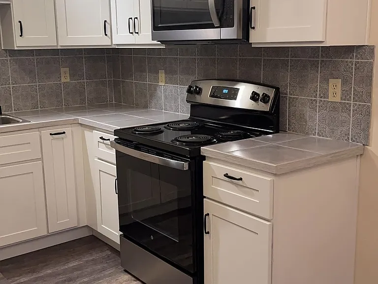 1690 NE Pleasant St #206 — Photo 2