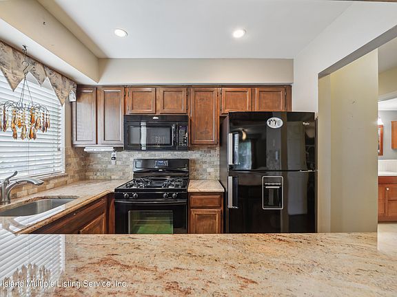5th image of 51 Saturn Ln