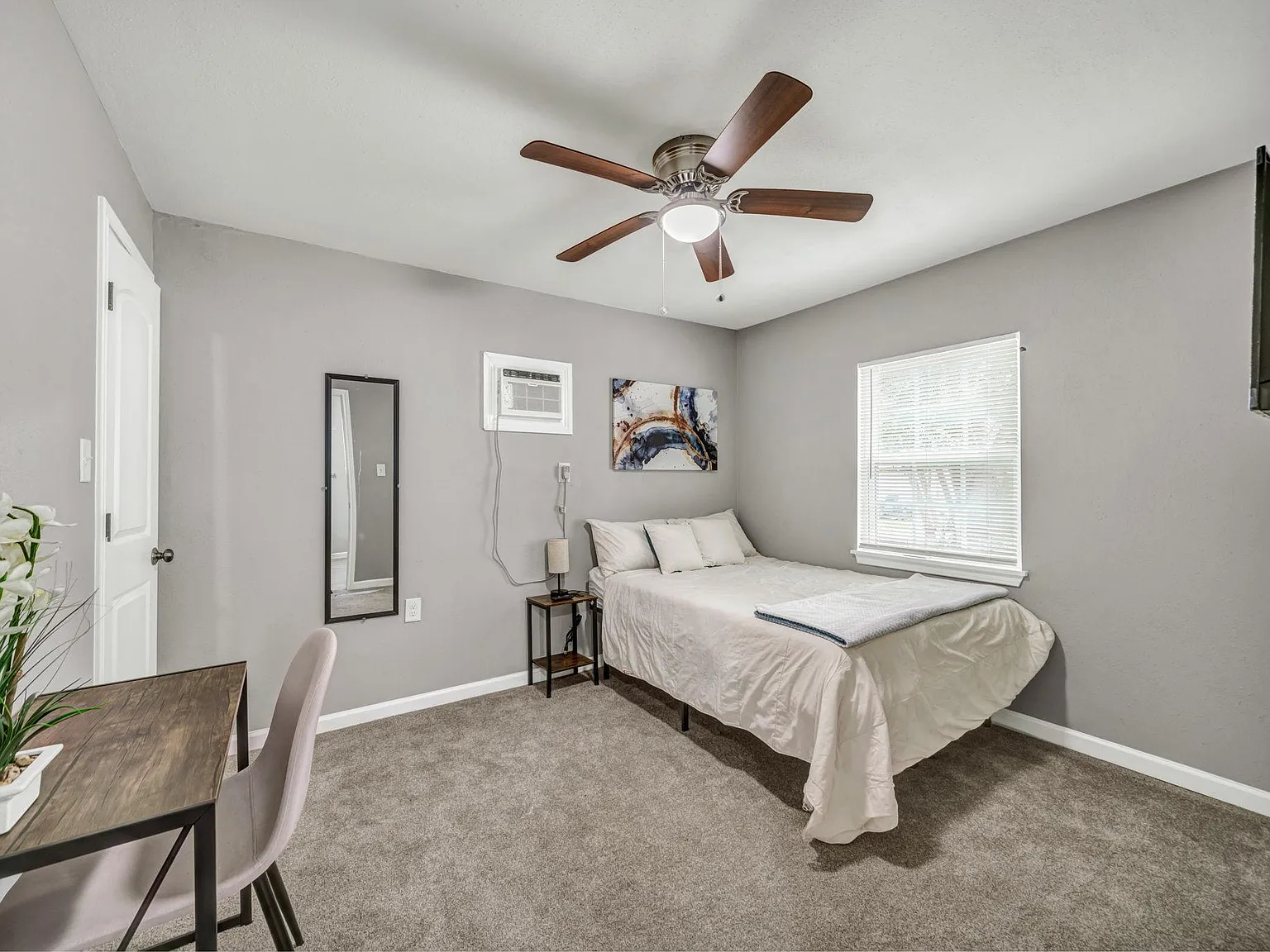 4 bed, 4.0 bath, 2400 sqft, $1,139 — Photo 3