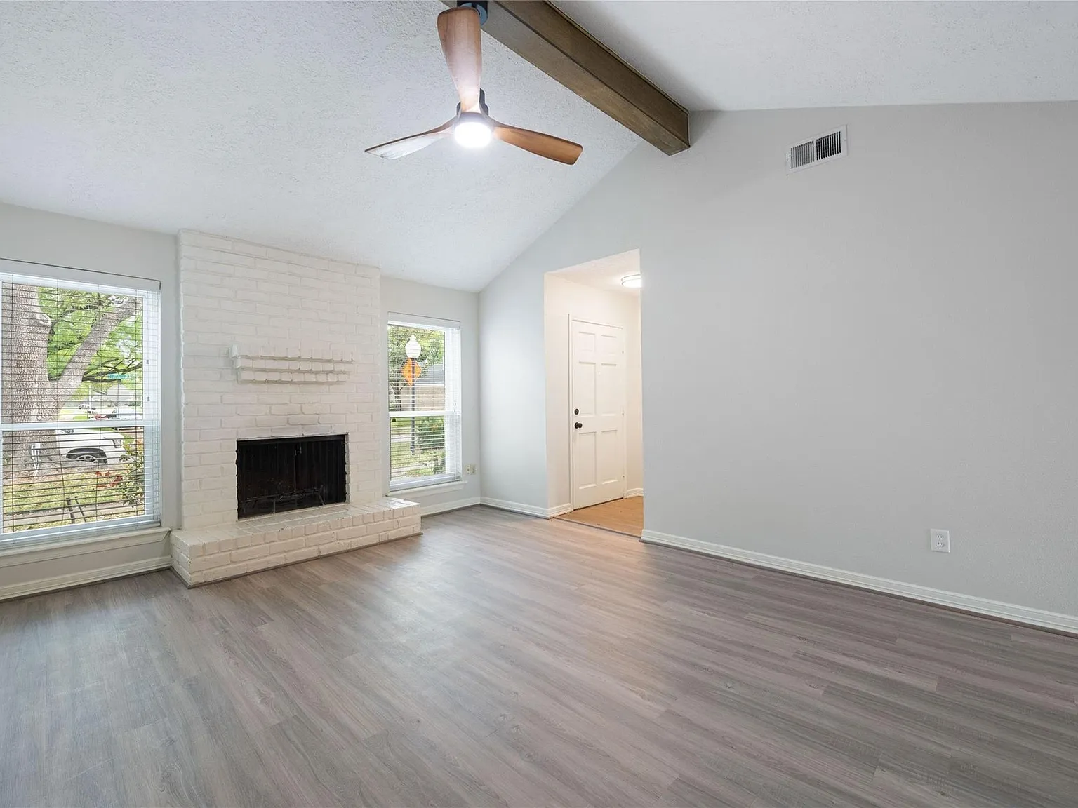 3 bed, 2.0 bath, 1394 sqft, $2,090 — Photo 3