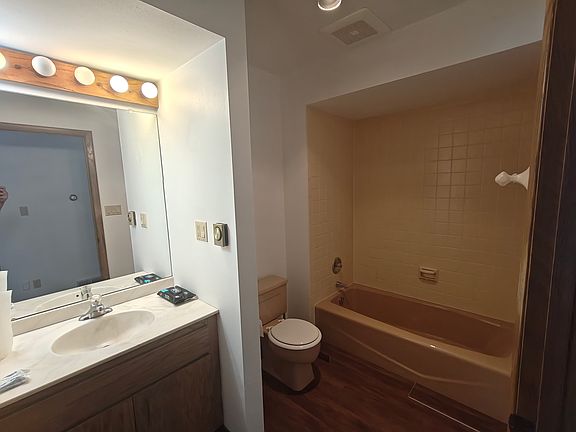 3rd image of 814 Carrington Ave #1