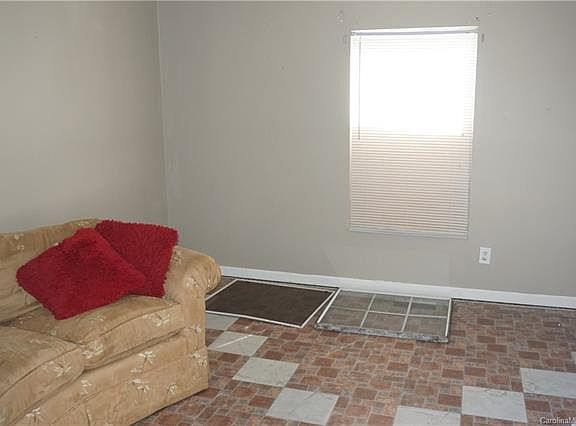 4th image of 111 Kermit Dr