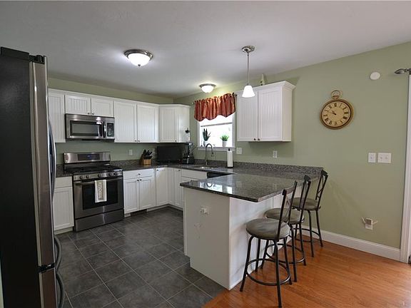 4th image of 517 Pleasant St