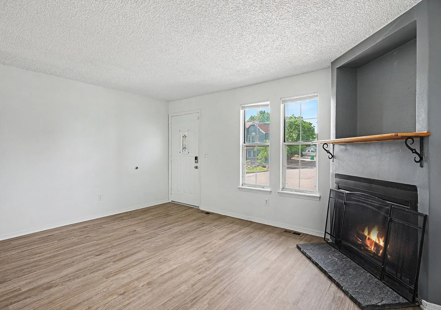 Updated 2 Bedroom, 2 Bathroom Townhome Move-In Ready! — Photo 4