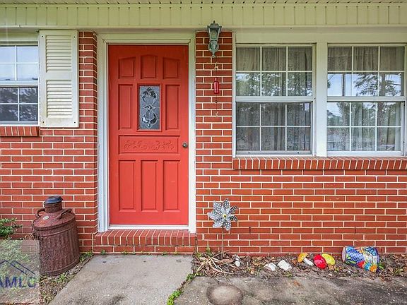 3rd image of 985 Seven Oaks Rd