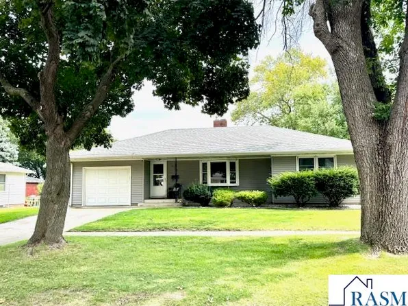 915 10th St S, Saint James, MN 56081