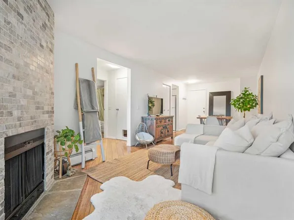 2218 W 30th St SW #207, Calgary, AB T3E 2L8