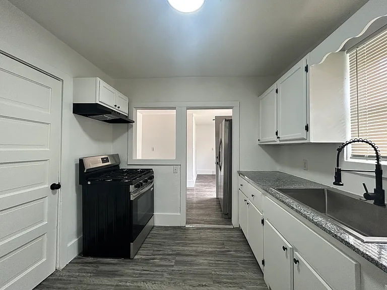 700 NE 6th St — Photo 16