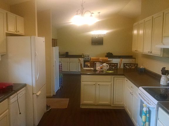 Kitchen / Dining 