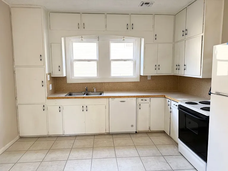 222 N Lee Ave — Photo 2