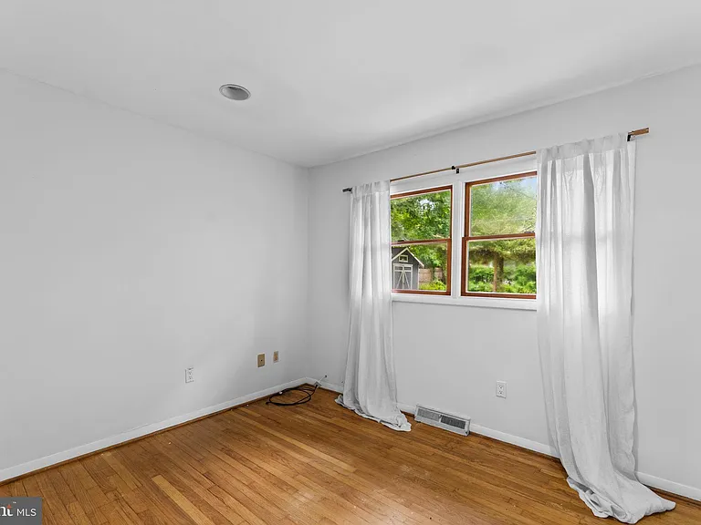 203 Maple St — Photo 18