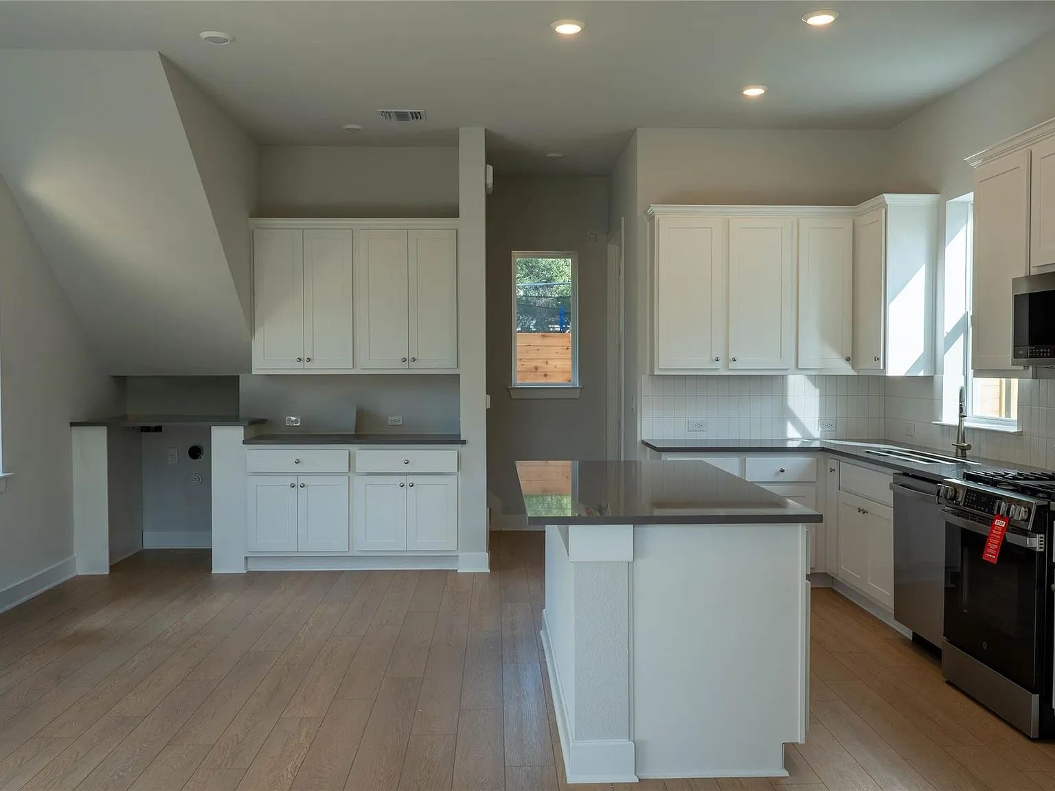 2 bed, 2.5 bath, 1180 sqft, $3,500 — Photo 4