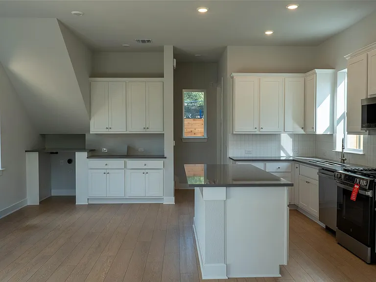 2705 Wilson St — Photo 4