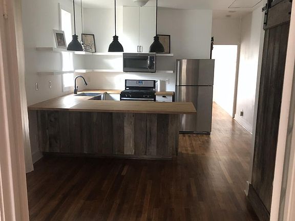 3rd image of 215 Devine St