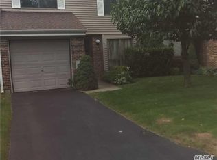 119 Hidden Ponds Cir, Smithtown, NY 11787