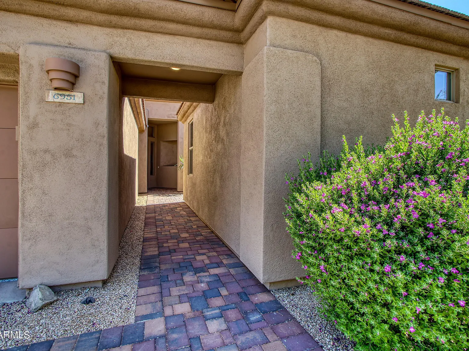 3 bed, 3.0 bath, 1973 sqft, $2,600 — Photo 2