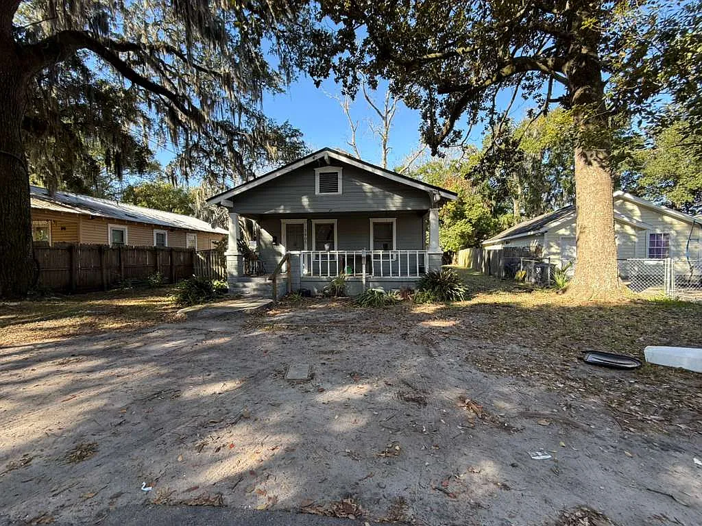 3 bed, 896 sqft, $1,100 — Photo 2