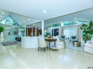 389 E Shore Rd, Great Neck, NY 11023