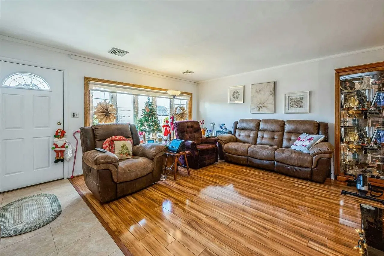 234 Pembrook Dr — Photo 2