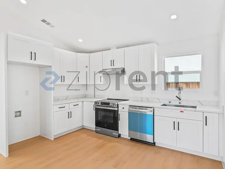 374 S 21st St #2 — Photo 12