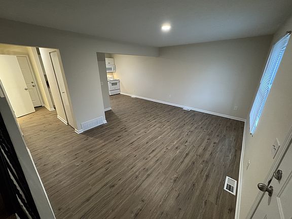 2nd image of 956-988 W Liberty St #17590018