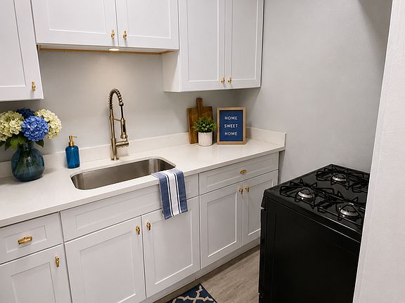 4th image of 326 W 5th St APT 1
