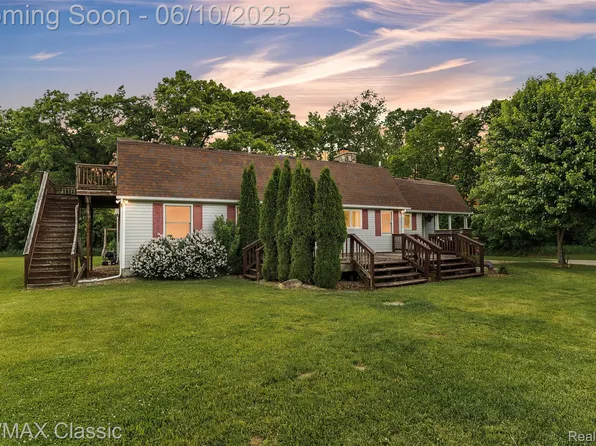 917 Middle Rd, Highland, MI 48357