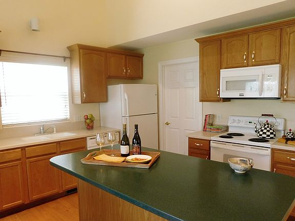 Kitchen/Island with storage