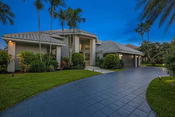 Home For Sale In Woodfield Country Club