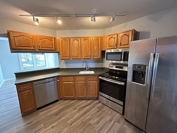 5th image of 127 Fairways Cres #127