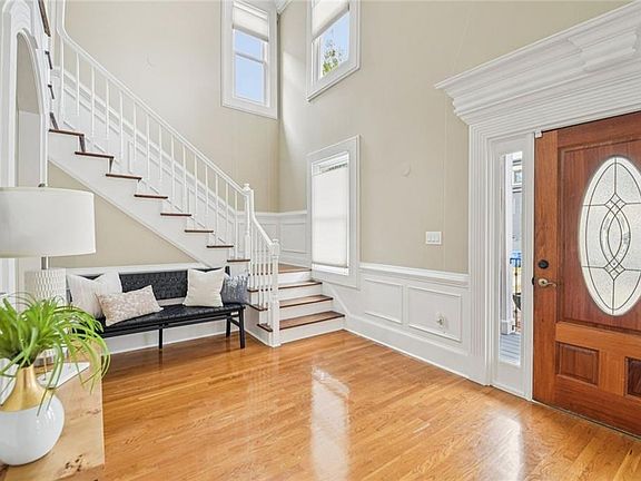 2nd image of 121 Fulton Way SE