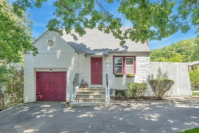1st image of 571 Eagle Rock Ave