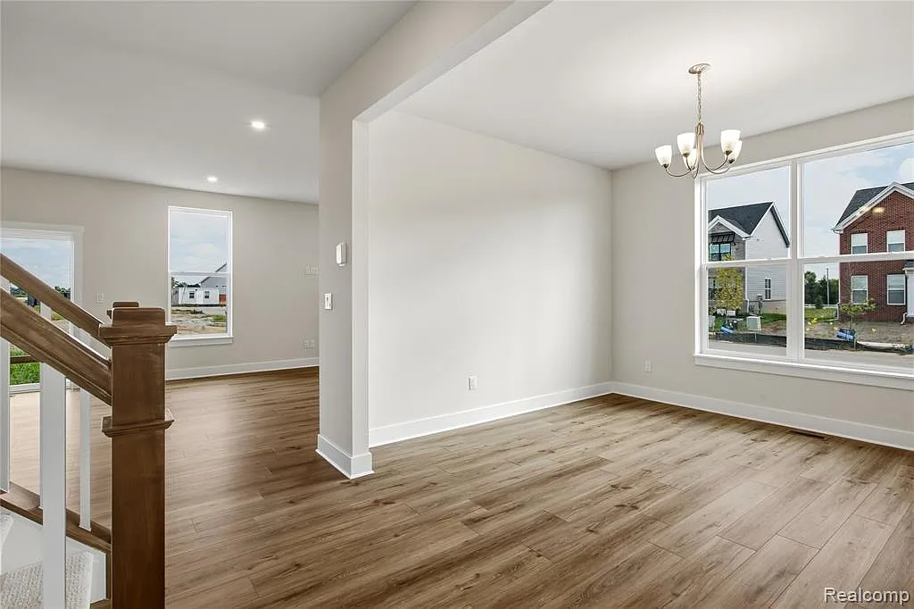 4 bed, 2.5 bath, 2700 sqft, $4,500 — Photo 3