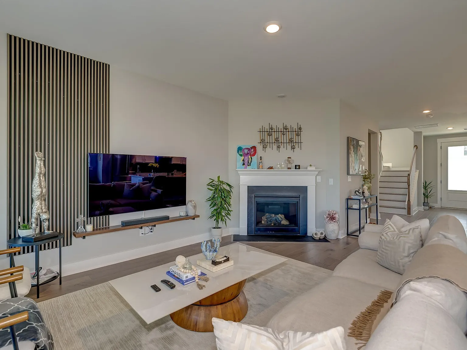 3 bed, 2.5 bath, 2058 sqft, $3,200 — Photo 2