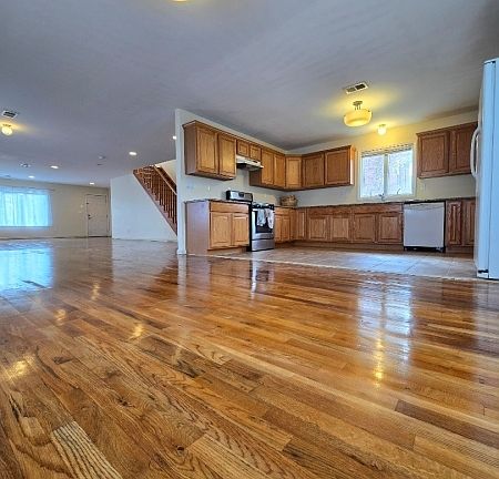 4th image of 598 Broad St