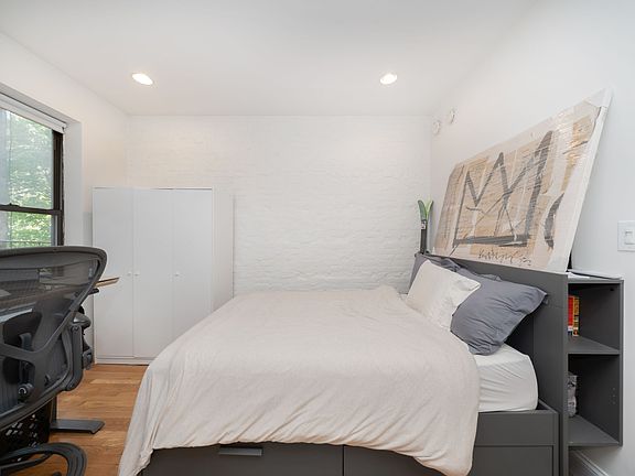 4th image of 128 W 13th St APT 21