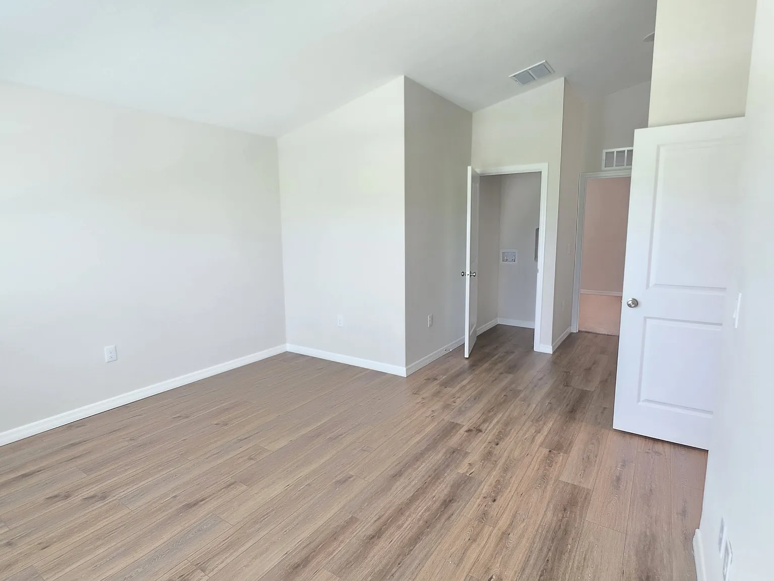 3 bed, 2292 sqft, $2,400 — Photo 2