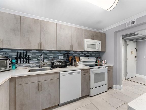 3rd image of 2751 Taft Street #403