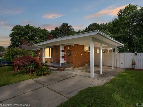 22101 Mauer St, Saint Clair Shores, MI 48080