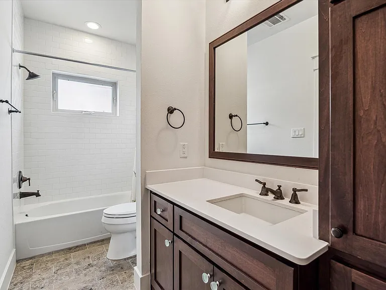 204 Knox St — Photo 12