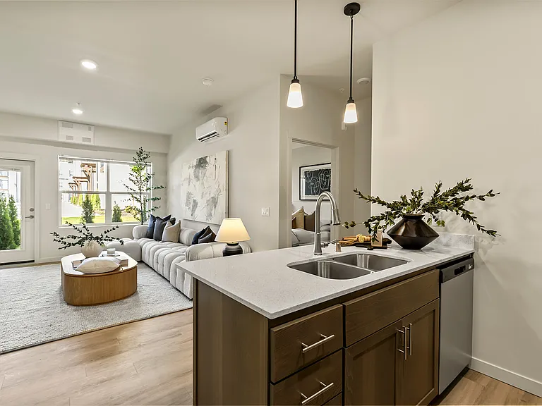 Jailen's Pointe Apartments — Photo 9