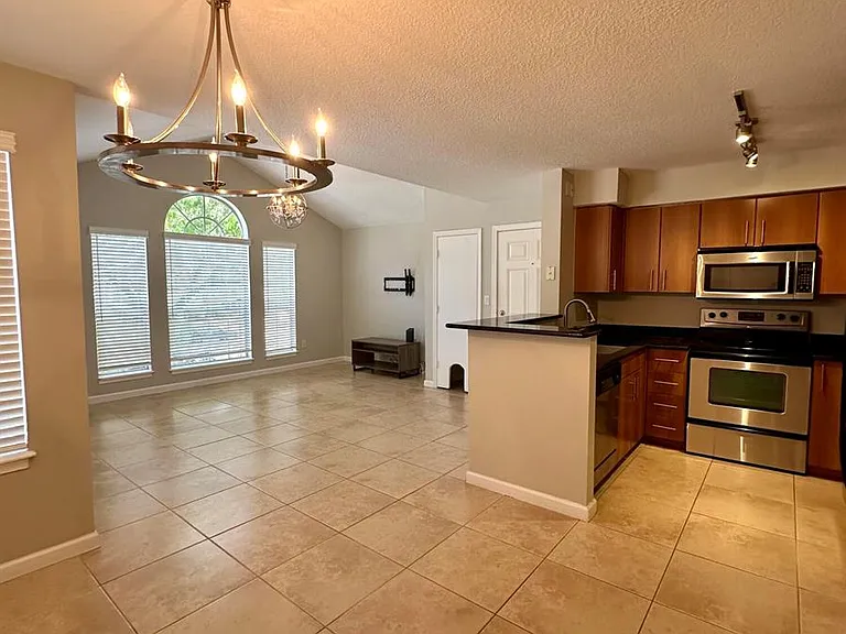 1050 Crystal Way #H — Photo 6