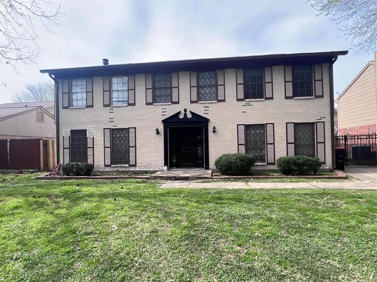 5 bed, 2.5 bath, 2464 sqft, $2,000 — Photo 1