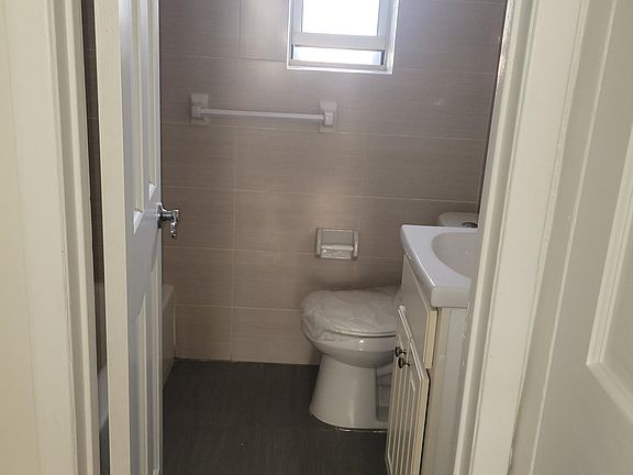 3rd image of 6807 Cloverdale Blvd #2