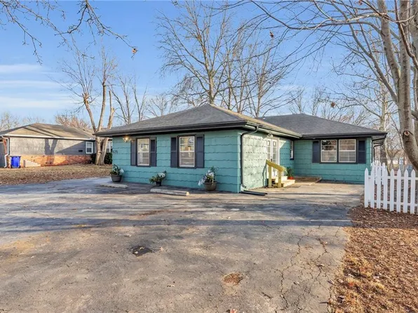 825 E Sheridan St, Olathe, KS 66061