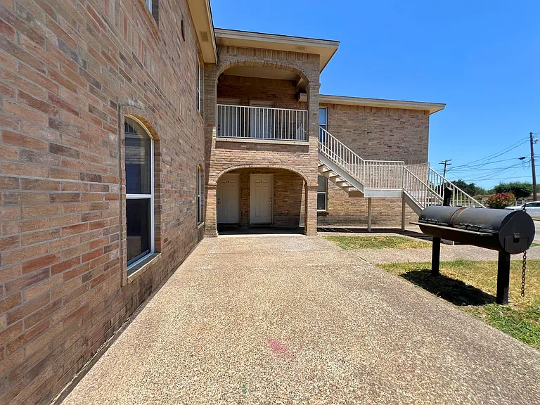 3008 E Stewart St — Photo 1