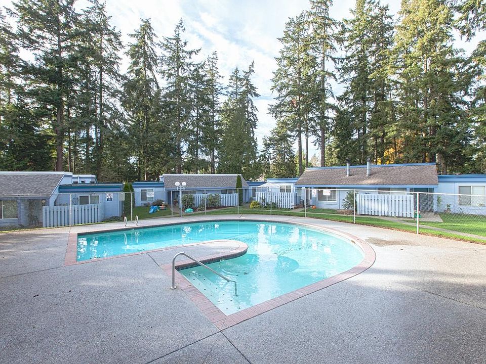 Pool & F5 in background